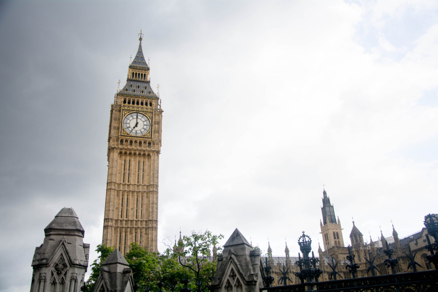 Its big ben. Биг-Бен. Биг Бен 12 часов Midday. Биг Бен площадь. Колокола Биг Бен в Англии.